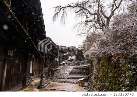<Nagano Prefecture> Snow falling in Tsumago-juku, a post town in Kiso 123350776