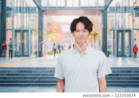 走在大學校園裡的男學生 123350834