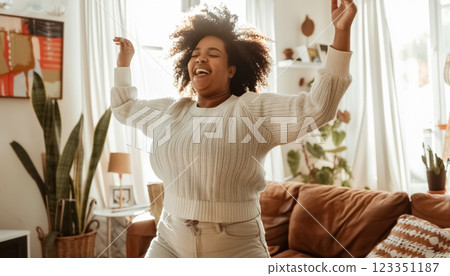 Joyful obese woman with overweight dancing in cozy living room and enjoying the moment, body positive and self acceptance concept 123351187