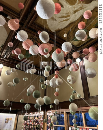 這是一個傳統的日式空間,展示著「手鞠」球,這是女兒節(女兒節)的吉祥物,以及有形文化遺產——百級階梯。 這是一個傳統的日式空間,展示著「手鞠」球,這是女兒節(女兒節)的吉祥物,以及有形文化遺產——百級階梯。 123351518
