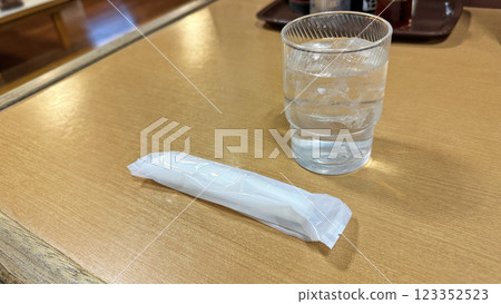 餐廳場景（冷杯和毛巾） 123352523