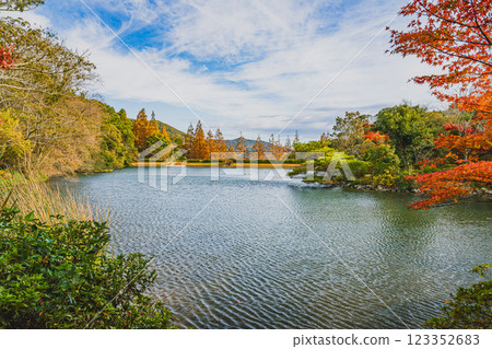 Autumn foliage and pond scenery at Takigashira Park in Tahara City (Aichi Prefecture) Autumn foliage and pond scenery at Takigashira Park in Tahara City (Aichi Prefecture) 123352683