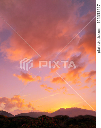 紅色的夕陽天空和山景 紅色的夕陽天空和山景 123353217