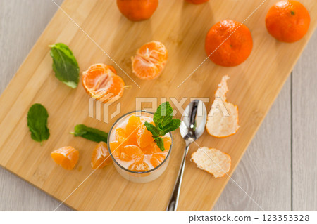 Refreshing dessert with tangerines and yogurt 123353328