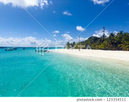 View of Fulidhoo island in the Maldives 123354511