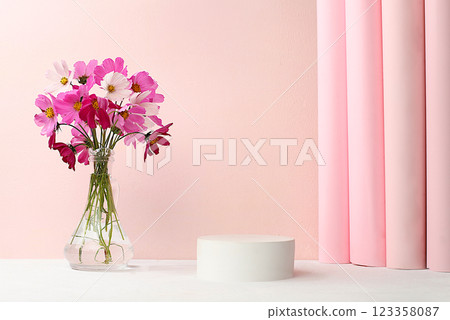 Abstract floral arrangement, empty podium for product and fresh chamomile flowers, stage for product display and business concept. Minimal modern aesthetics. elegant beauty concept, selective focus Abstract floral arrangement, empty podium for product and fresh chamomile flowers, stage for product display and business concept. Minimal modern aesthetics. elegant beauty concept, selective focus 123358087