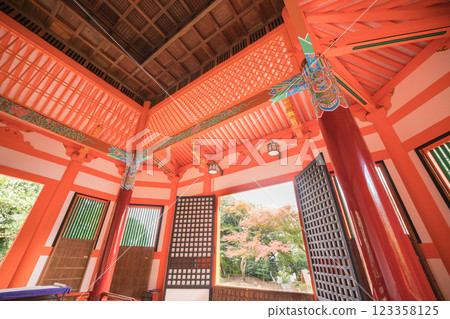 Photographing the vermilion-hued Hakkakudo Hall in Yawata, Kyoto Prefecture Photographing the vermilion-hued Hakkakudo Hall in Yawata, Kyoto Prefecture 123358125