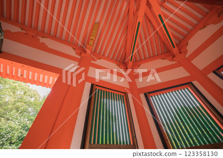 拍攝京都府八幡市朱紅色的八角堂 123358130