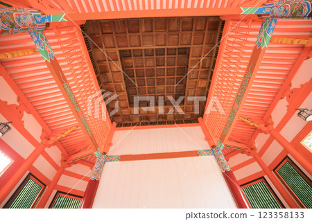 拍攝京都府八幡市朱紅色的八角堂 123358133