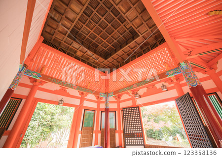 拍攝京都府八幡市朱紅色的八角堂 123358136
