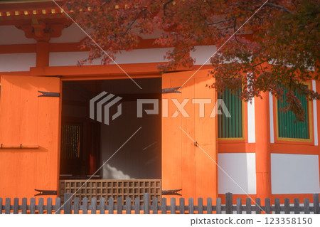 拍攝京都府八幡市朱紅色的八角堂 123358150