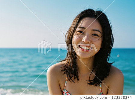 海灘上微笑的日本年輕女子（AI 生成的圖像） 123358374