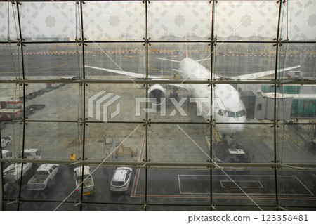 plane at the airport waiting for passengers to board 123358481