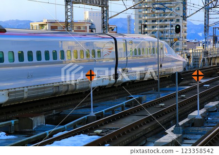 Spring is approaching and we are waiting for the snow to melt as we travel the Mutsu region... "Komachi" E6 series train at Morioka Station Spring is approaching and we are waiting for the snow to melt as we travel the Mutsu region... "Komachi" E6 series train at Morioka Station 123358542