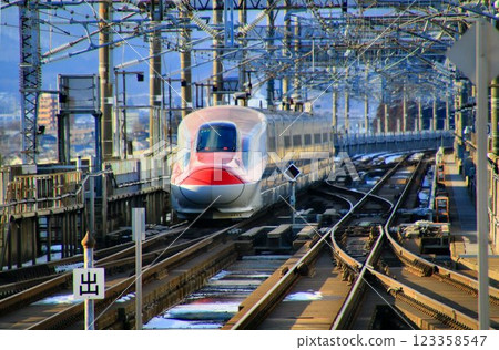 Spring is approaching and we are waiting for the snow to melt as we travel the Mutsu region... "Komachi" E6 series train at Morioka Station Spring is approaching and we are waiting for the snow to melt as we travel the Mutsu region... "Komachi" E6 series train at Morioka Station 123358547