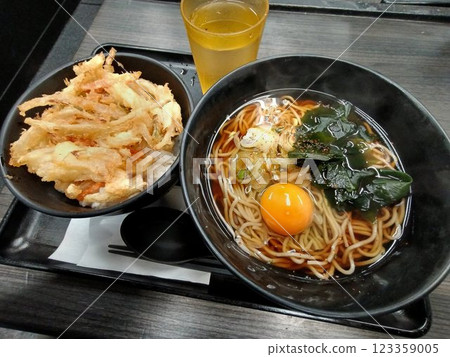 享受車站的溫暖…立麵店“炸什錦蓋飯和月見蕎麥麵” 享受車站的溫暖…立麵店“炸什錦蓋飯和月見蕎麥麵” 123359005