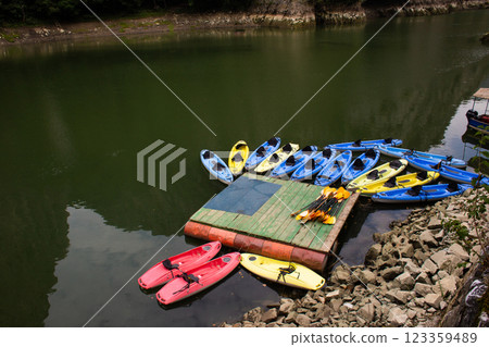 canoes are moored on the lake near the pier 123359489