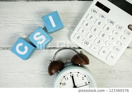 CSI (Customer Satisfaction Index) text with alarm clock and calculator on wooden background 123360576