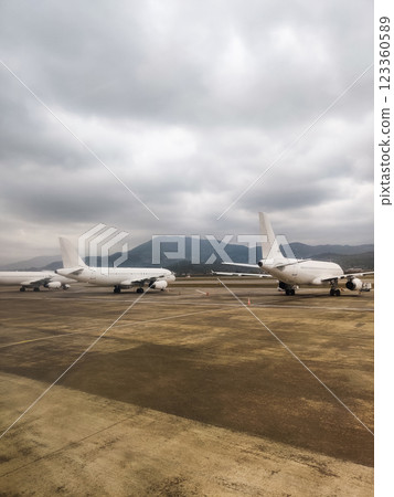 plane at the airport waiting for passengers to board 123360589