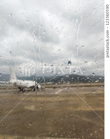 plane at the airport waiting for passengers to board 123360590