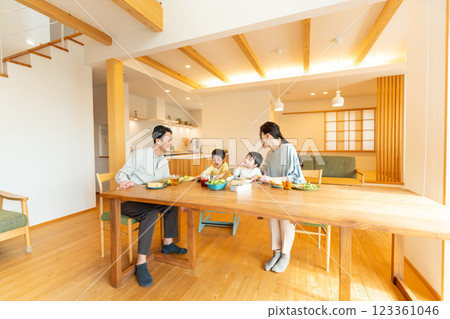 年輕的家庭在餐桌上吃飯 123361046