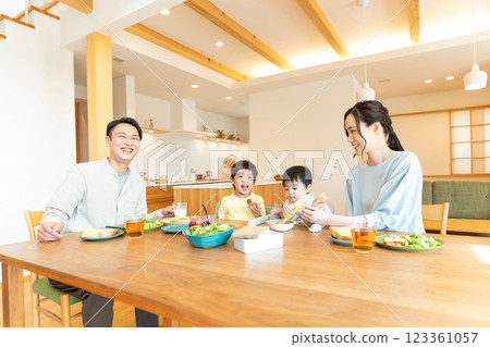 年輕的家庭在餐桌上吃飯 123361057