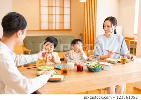 年輕的家庭在餐桌上吃飯 123361058