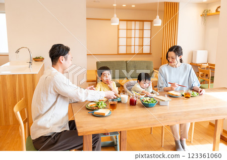 年輕的家庭在餐桌上吃飯 123361060