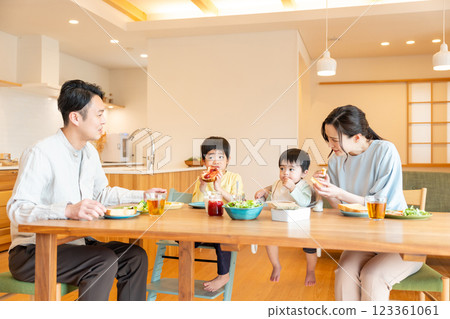 年輕的家庭在餐桌上吃飯 123361061