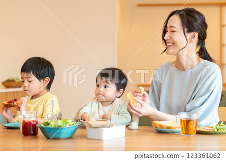 年輕的家庭在飯廳就餐 123361062