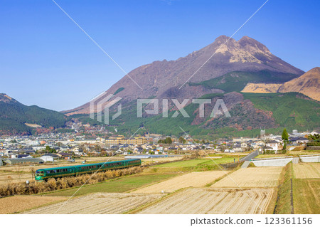 Autumnal Mt. Yufu and Yufuin Forest running through the Yufuin Basin Autumnal Mt. Yufu and Yufuin Forest running through the Yufuin Basin 123361156