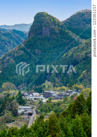 Autumnal Mt. Yufu and Yufuin Forest running through the Yufuin Basin Autumnal Mt. Yufu and Yufuin Forest running through the Yufuin Basin 123361157