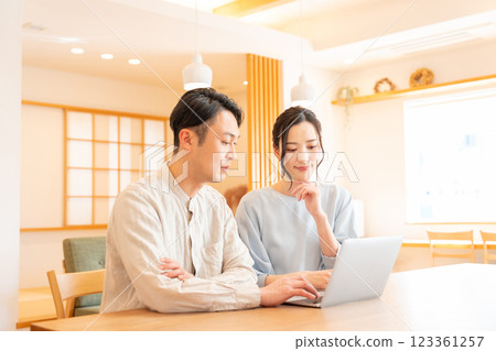 一對年輕夫婦正在看電腦 123361257