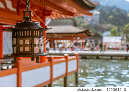 [廣島宮島、嚴島神社掛燈籠] 123361640