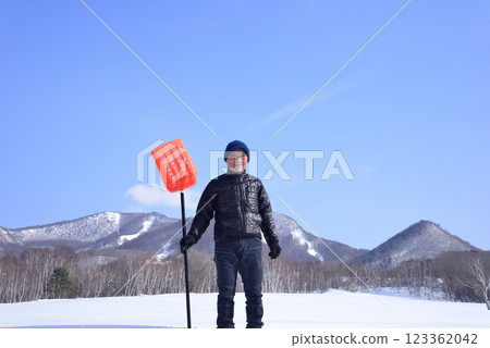 The lifestyle of an elderly person living in the countryside in a heavy snow area 123362042