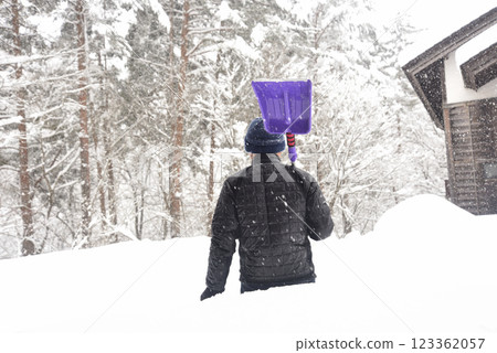 一位精力充沛的老人在鄉下清理積雪 123362057