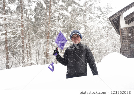一位精力充沛的老人在鄉下清理積雪 123362058