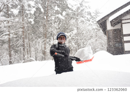 一位精力充沛的老人在鄉下清理積雪 123362060