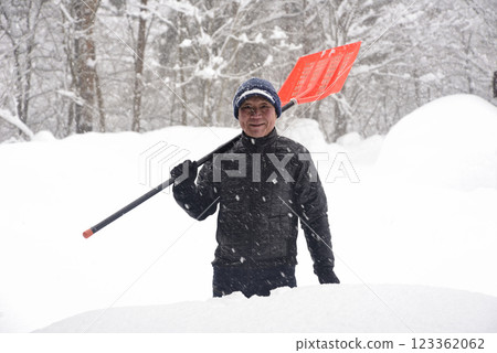 一位精力充沛的老人在鄉下清理積雪 123362062
