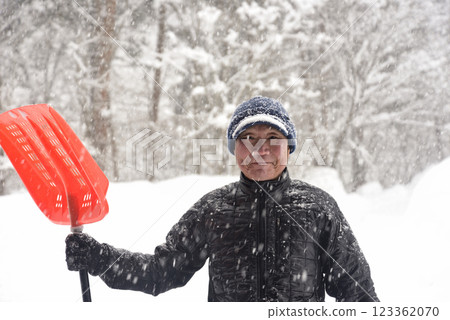 一位精力充沛的老人在鄉下清理積雪 123362070