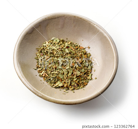 bowl of dried basil 123362764