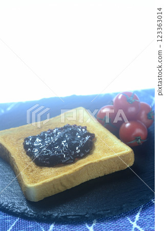 盤子裡放著烤麵包和櫻桃番茄 盤子裡放著烤麵包和櫻桃番茄 123363014
