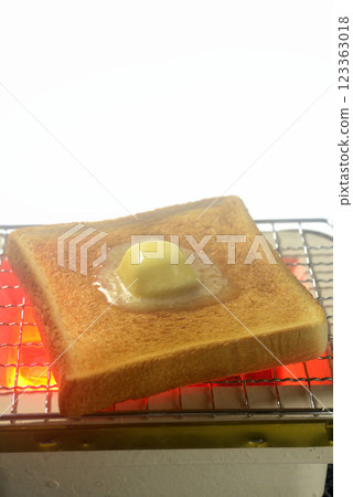 在炭火上烤麵包 在炭火上烤麵包 123363018