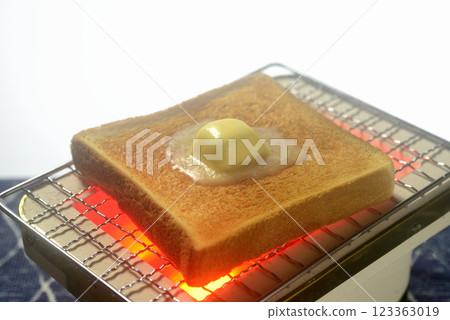 在炭火上烤麵包 在炭火上烤麵包 123363019