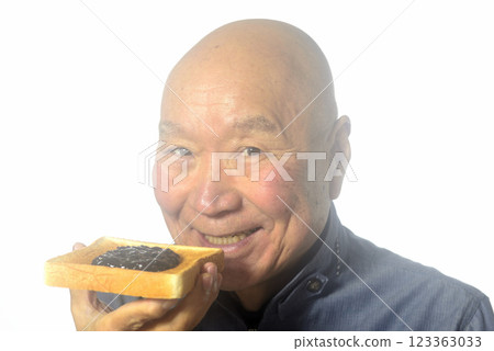 一位老人微笑著吃著烤麵包 123363033