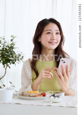 女人在餐廳吃早餐 女人在餐廳吃早餐 123363081