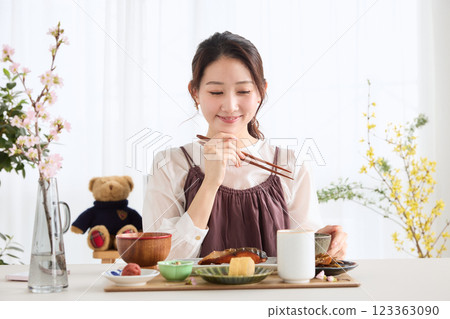 一位女士在餐廳吃早餐 一位女士在餐廳吃早餐 123363090