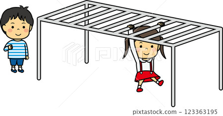 在單槓上玩耍的小男孩和小女孩 123363195