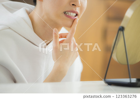 A young man looking at a mirror 123363276