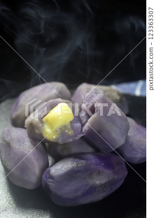 Steaming purple sweet potato butter Steaming purple sweet potato butter 123363307